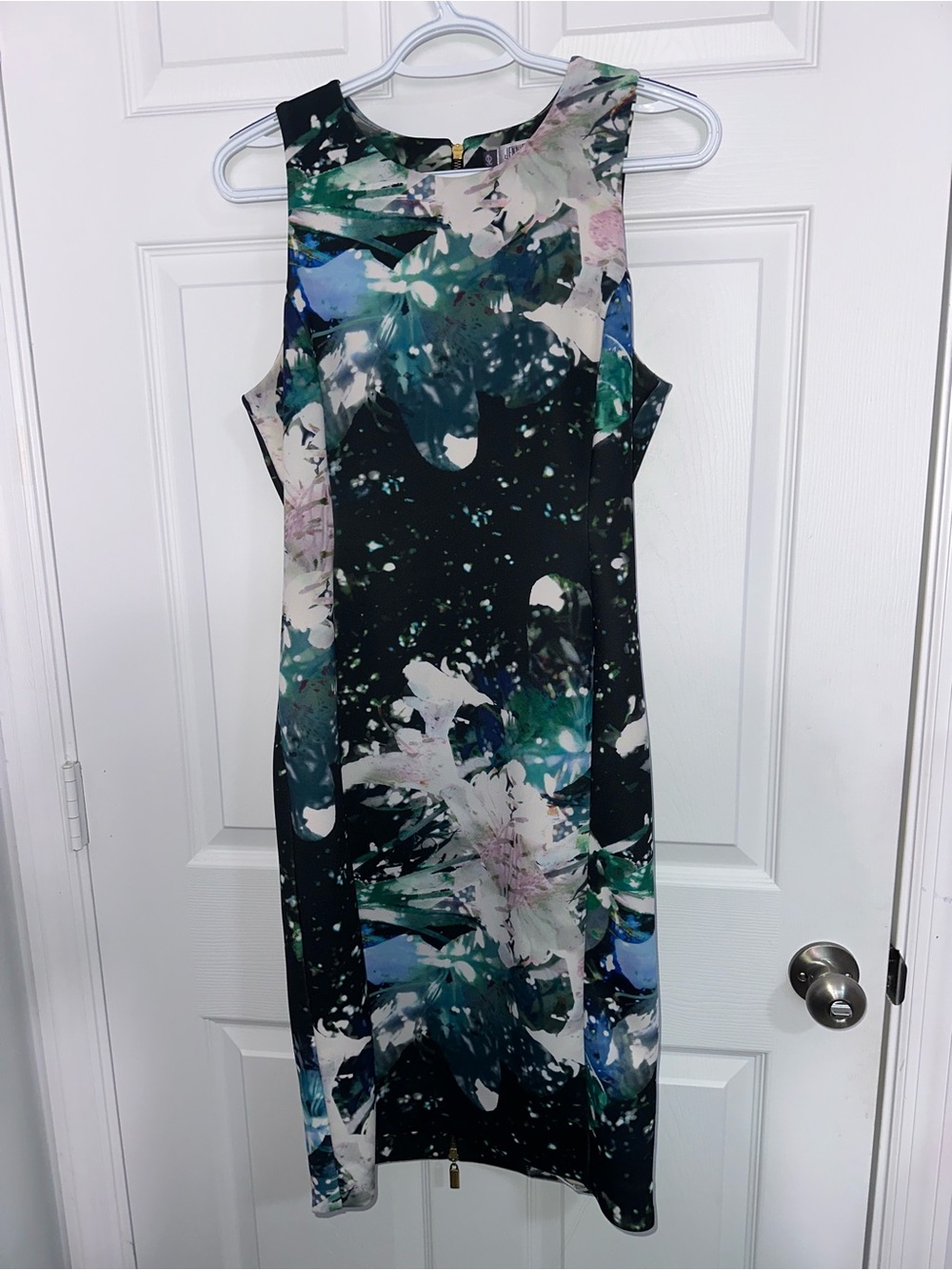 Jennifer Lopez Sleeveless Floral-Abstract Sheath Dress in Black, Green and White